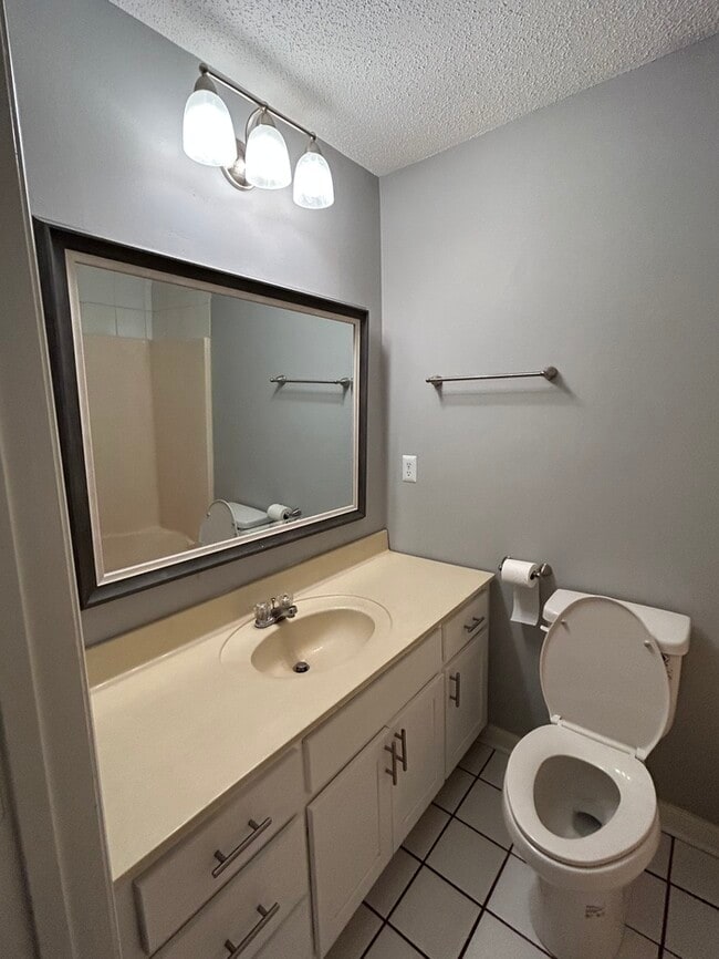 Building Photo - 4 bedroom duplex-East Ridge