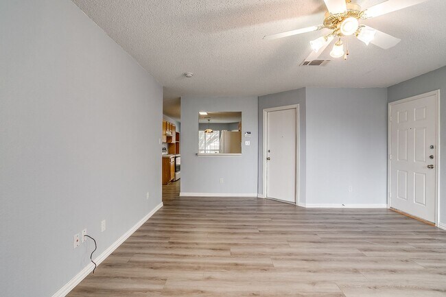 Building Photo - Spacious Well Maintained 2 Bed- 2.5 Bath T...