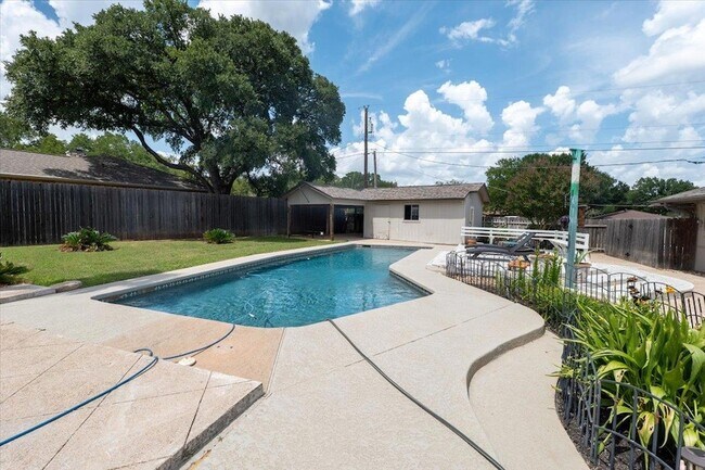 Building Photo - 300 Las Plumas Dr