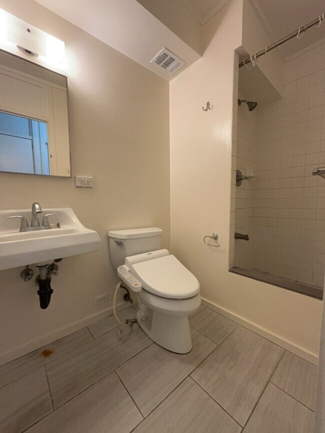 Building Photo - 2 bedroom, 1 bath, 1 parking for $1850/month!