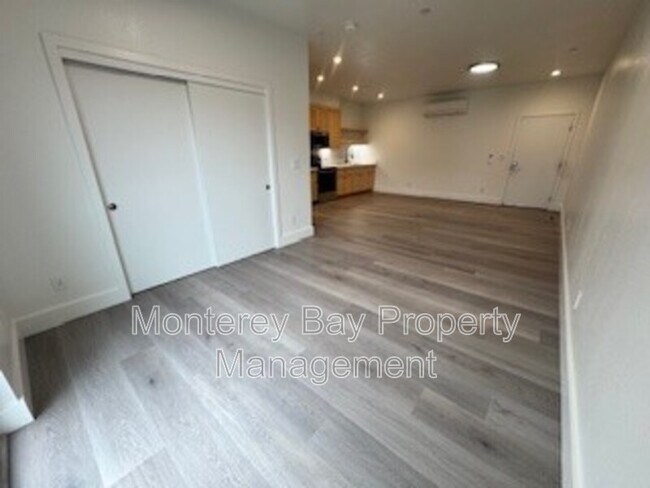 Building Photo - 3108 Seacrest Ave