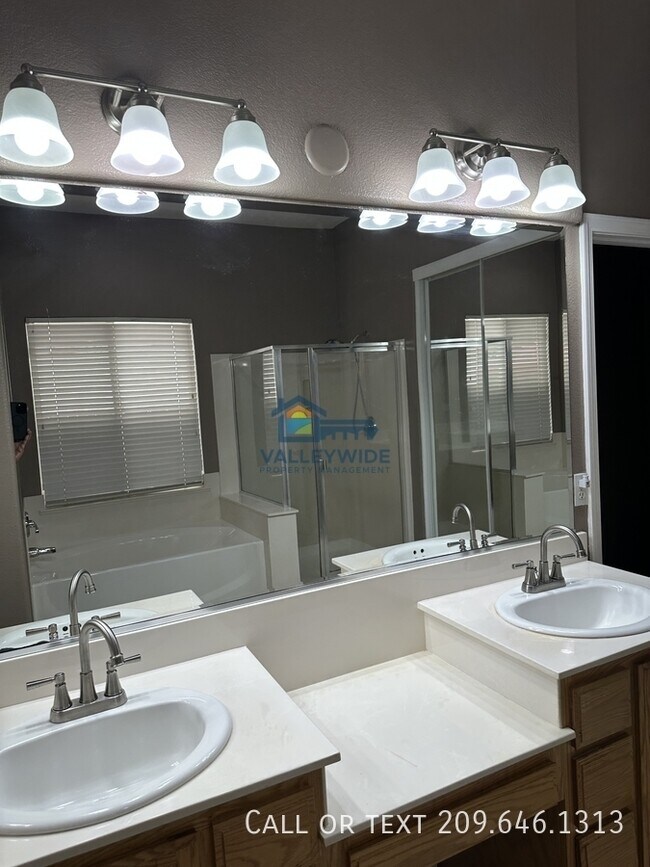 Building Photo - 2555 Crestmore Cir