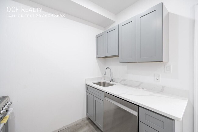 Building Photo - 948 Belmont Ave