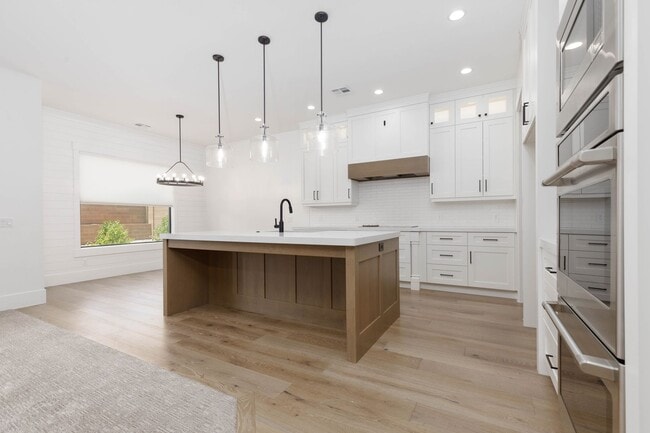 Building Photo - Beautiful 5 bed | 4 Bath | 3 Car Garage
