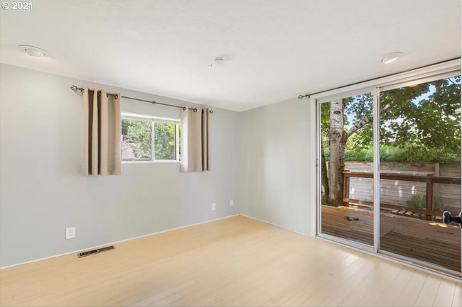 Building Photo - Tree House