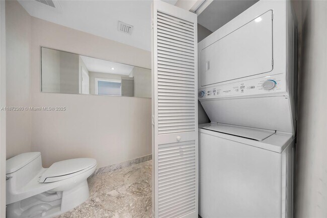 Building Photo - 2000 Bay Dr