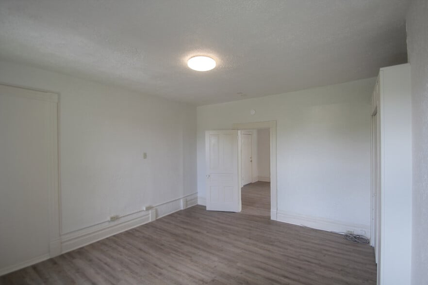 Building Photo - 429 Kelly Ave