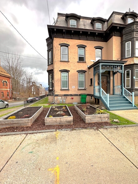 Building Photo - 58 Dubois St