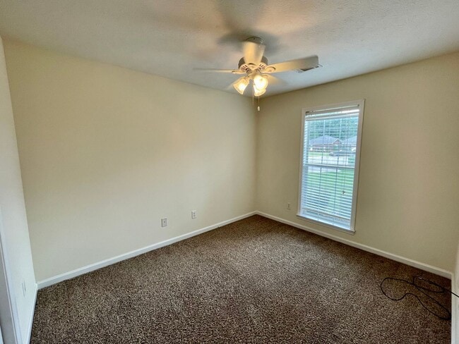 Building Photo - 4 Bedrooms in Eastern Oaks