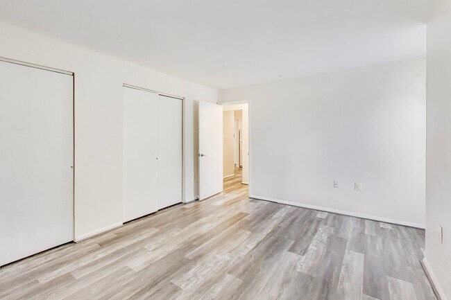 Building Photo - Ground Level Condo in Gaithersburg - 1 bed, 1 bath