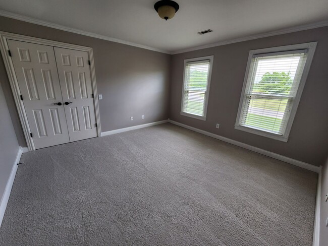 Building Photo - Gorgeous 4/3.5 with amazing back patio!