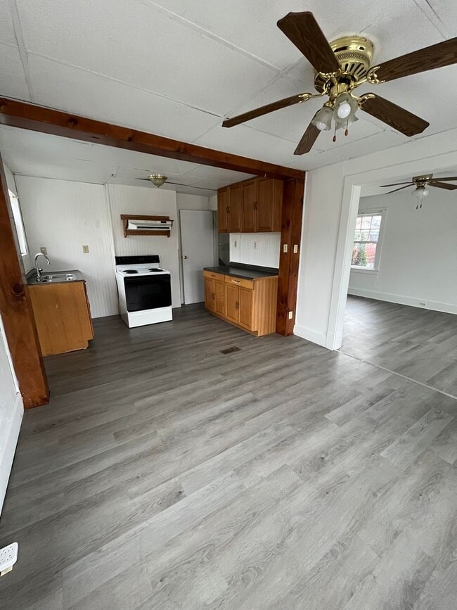 Building Photo - Two Bedroom Townhouse