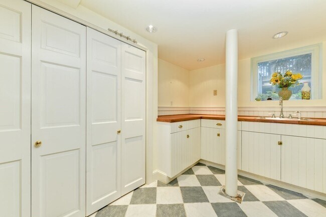 Building Photo - 14 Ash St