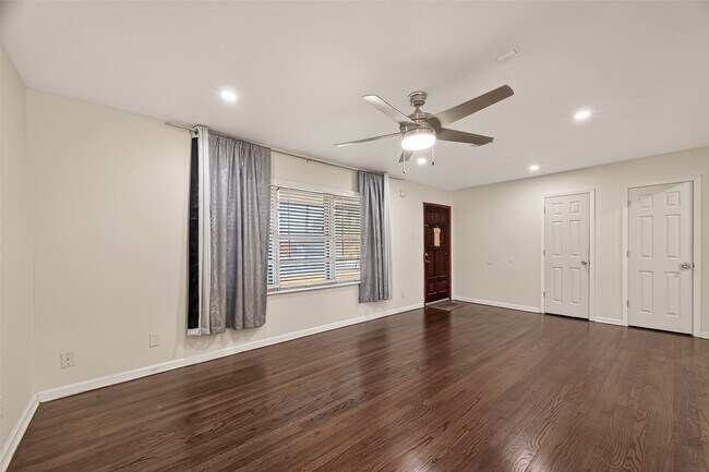 Building Photo - 8726 Glenloch Dr