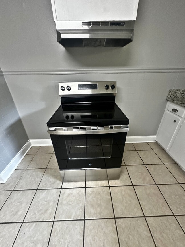 Building Photo - 300 Maple St