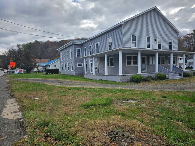 Building Photo - 464 Main St