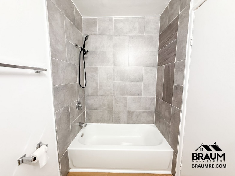 Building Photo - 5252 Hermitage Ave