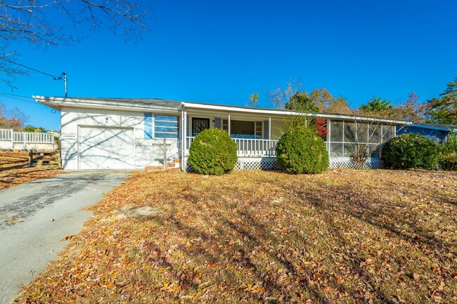 Building Photo - 2 bedroom, 1 bath unit in the heart of Eas...