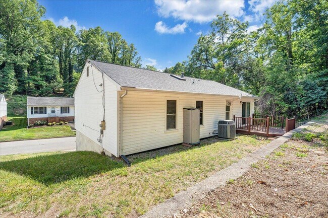 Building Photo - 2823 Lansing Dr SW