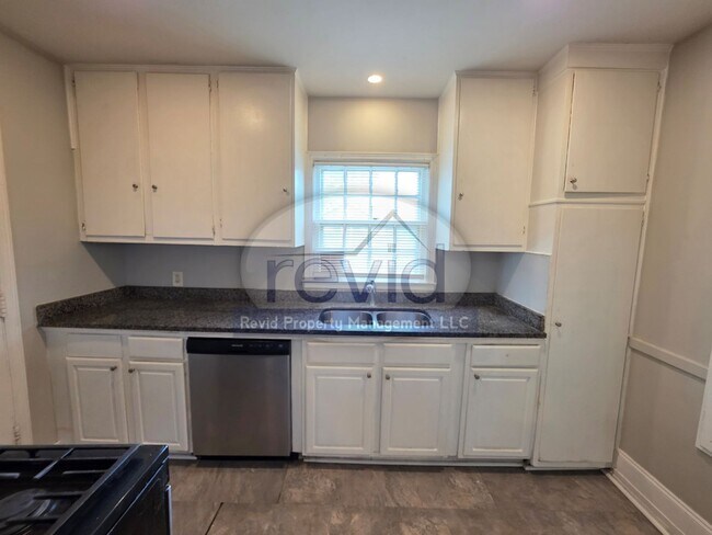 Building Photo - 3 Bedroom Home!!
