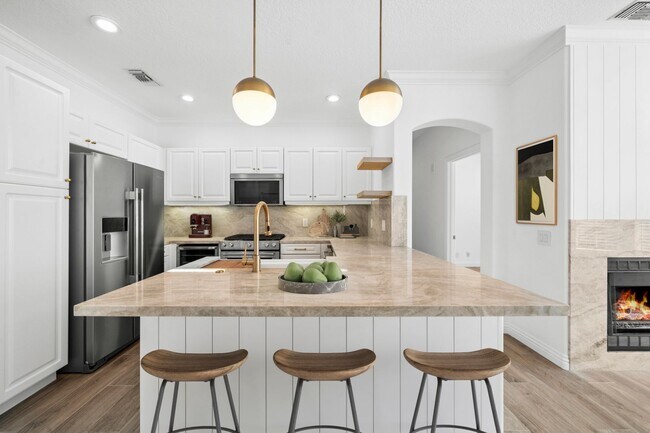 Building Photo - Upgraded 2-Bedroom in Gated Summit Community