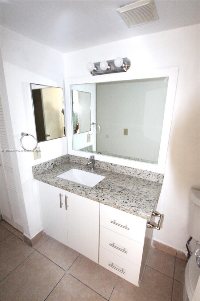 Building Photo - 2750 W 76th St