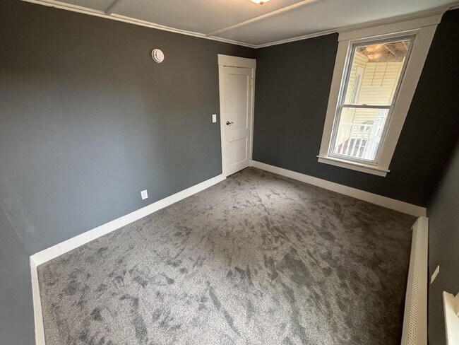 Building Photo - Newly Renovated 3BR Apartment with Modern Updates – Convenient Location!