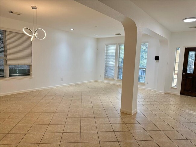 Building Photo - 904 Annadale Dr