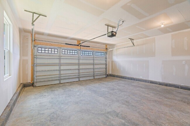 Building Photo - Beautiful White House Home | Granite Counters, Gas Range & One-Level Living