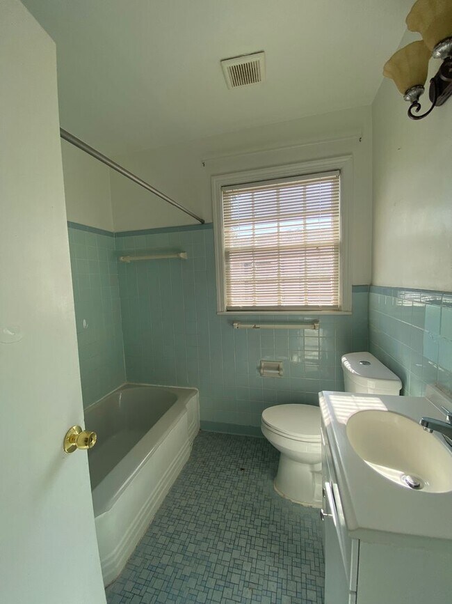 Building Photo - Located in Savannah, GA, this oversized 2-bedroom, 2-bathroom unit