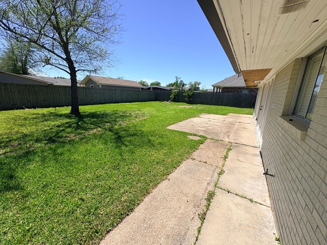 Building Photo - 901 Fair Oaks Ln