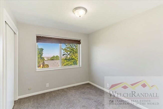 Building Photo - Your Modern, Spacious Retreat Close to Dow...