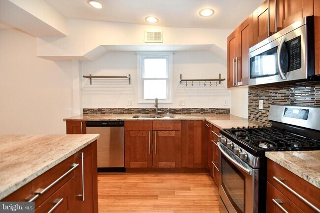 Building Photo - 737 Morton St NW