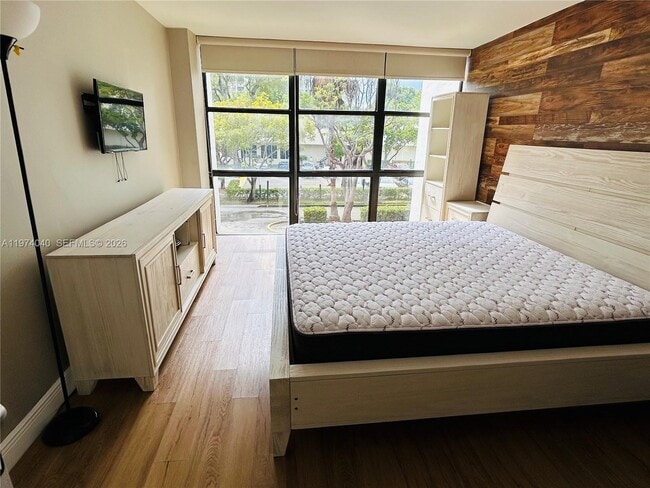 Building Photo - 17021 N Bay Rd