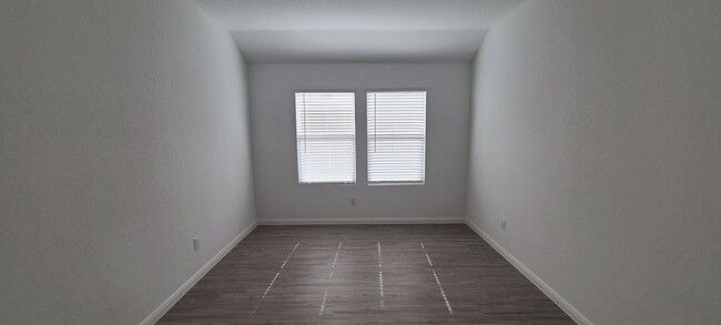 Building Photo - Luxury Vinyl Plank (No Carpet) /  Fridge I...
