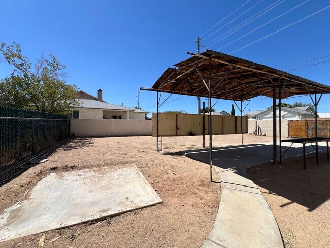 Building Photo - 3 Bedroom 2 Bathroom House with RV Parking...