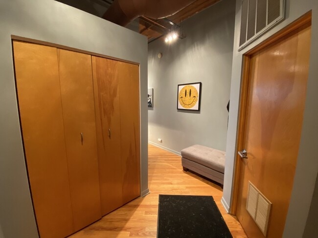 Building Photo - 1000 W Washington Blvd