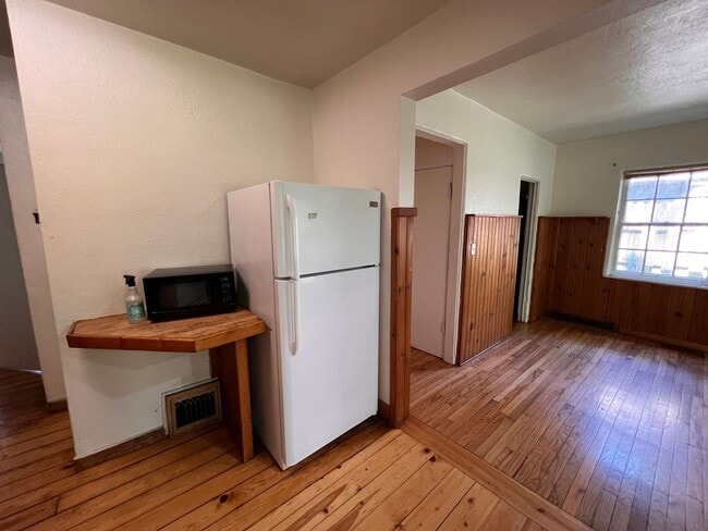 Building Photo - Cozy 2 bedroom Home on Muscatine Ave in Iowa City