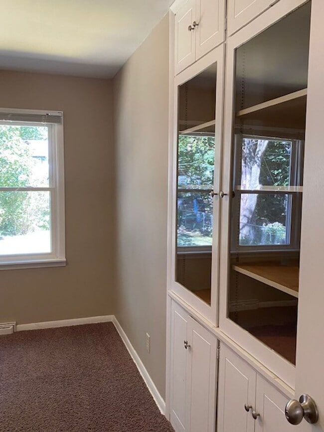 Building Photo - Great Central Location and spacious living...