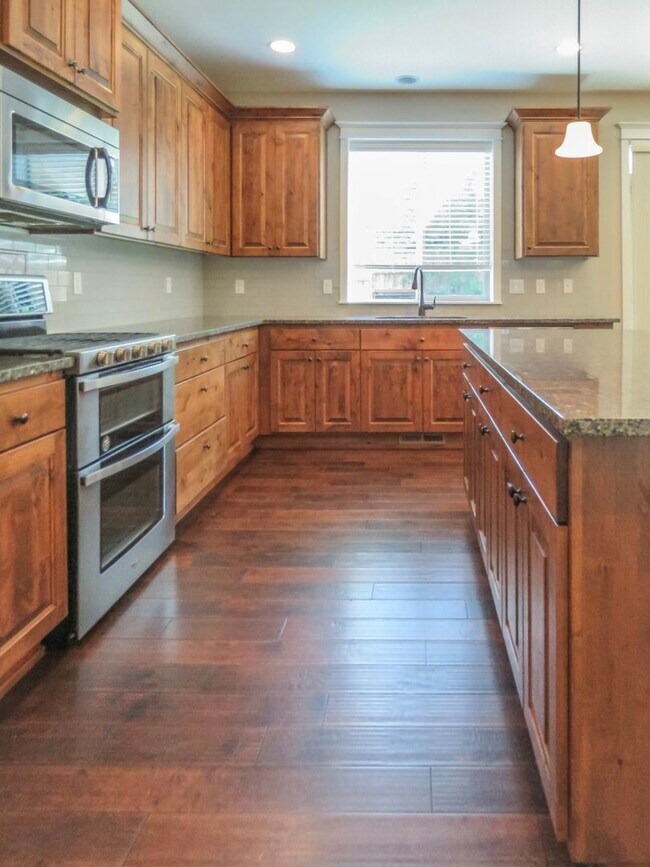 Building Photo - 5 Bedroom 3 Bathroom home available in New...