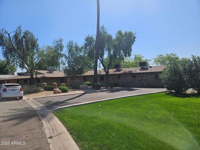 Building Photo - 703 W Rose Ln