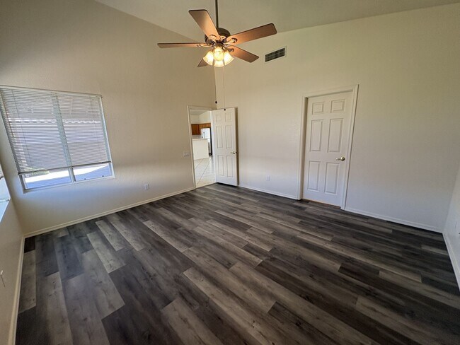 Building Photo - Great eastside location pet friendly