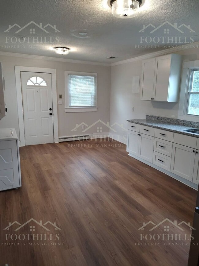 Building Photo - 211 Dickens Ave