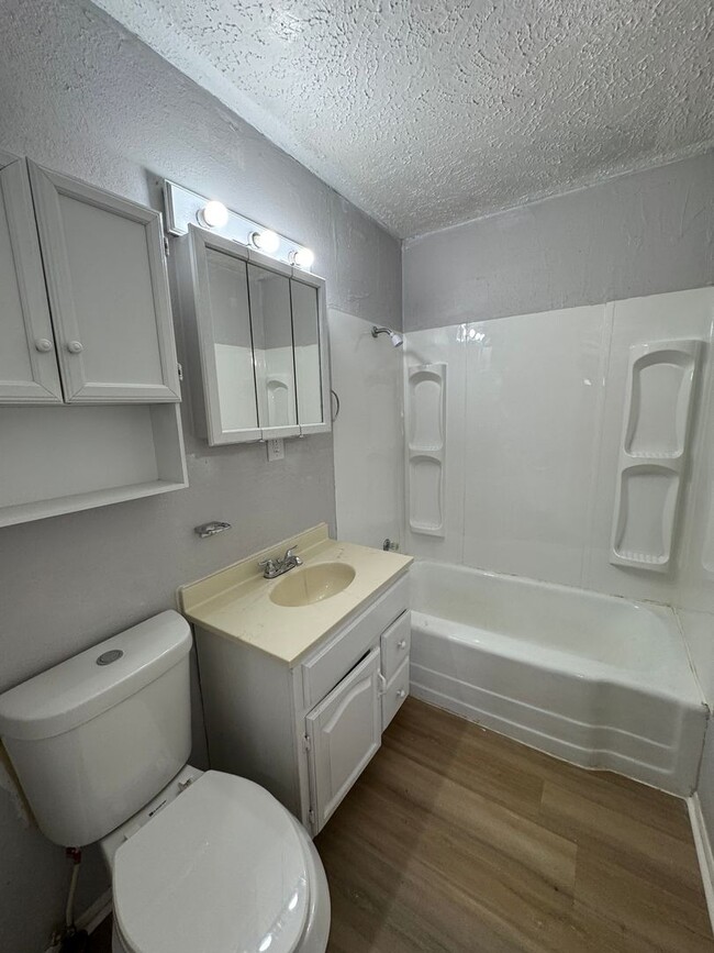 Building Photo - 3 bed, 2 full bath, garage is converted, n...