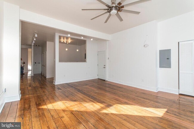 Building Photo - 519 S 5th St