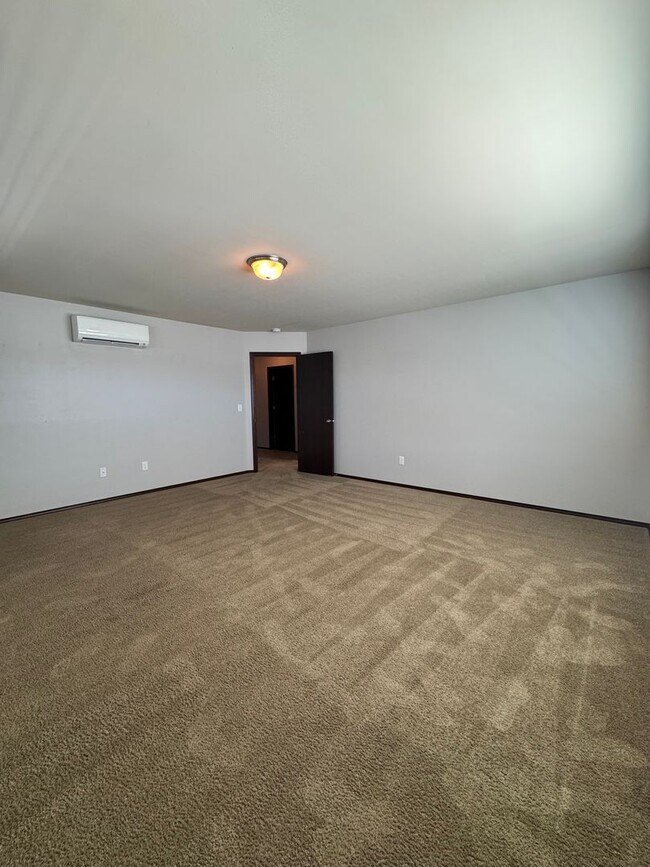 Building Photo - Spacious 5-Bedroom Home with Bonus Living ...