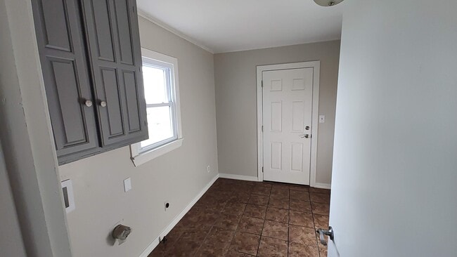 Building Photo - 2025 N 432