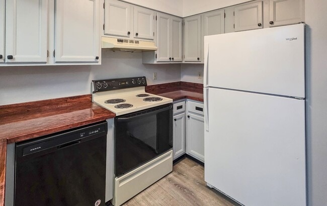 Building Photo - Lenoir City, 37772 - 2 Bedroom, 2 Full Bath, 1,000 square foot One-Level Condo SHORT TERM LEASE O...