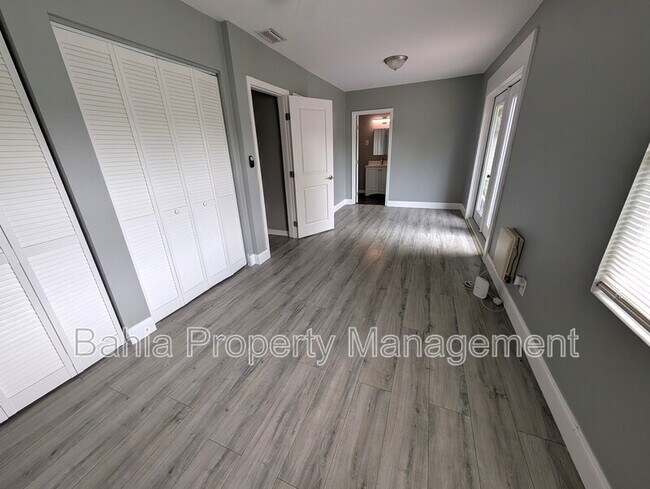 Building Photo - 6805 N Navin Ave