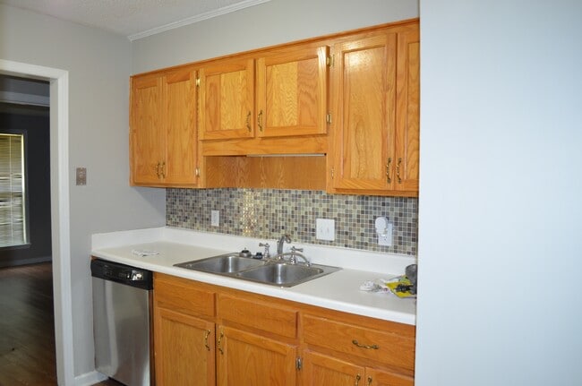 Building Photo - 254 W Wynngate Dr